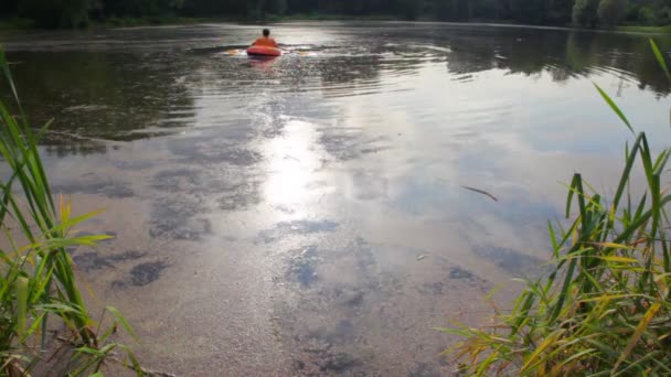 Człowiek z chłopcem Wioślarstwo na ponton od wybrzeża — Wideo stockowe