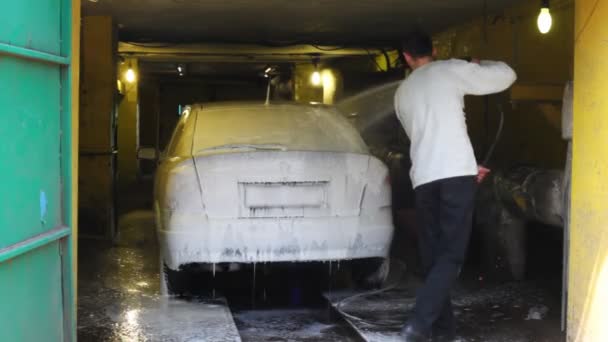 El hombre lava el coche — Vídeos de Stock