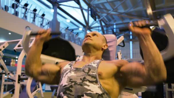 Entraînement de bodybuilder en salle de gym — Video