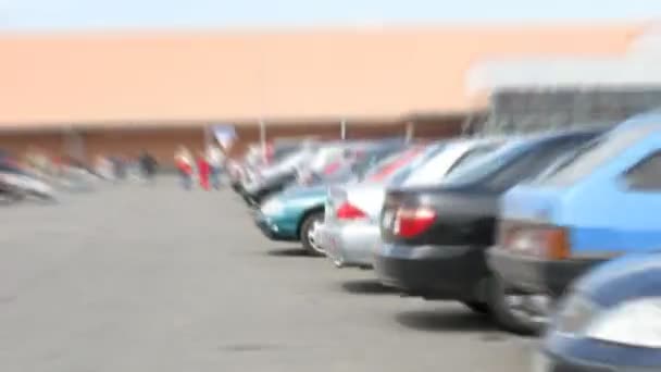 Plaats van parkeren van auto's over shop, dag. time-lapse — Stockvideo