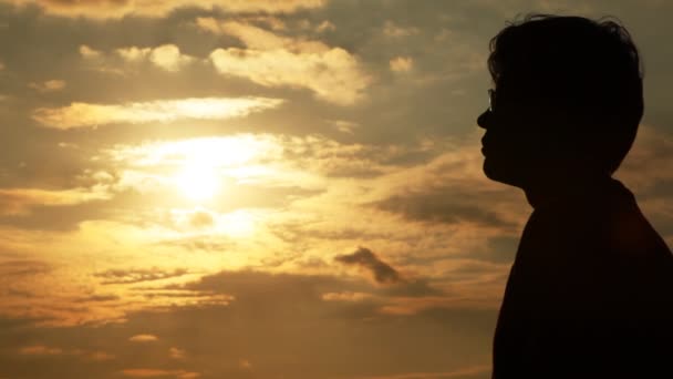 L'homme y va contre les nuages et le ciel — Video