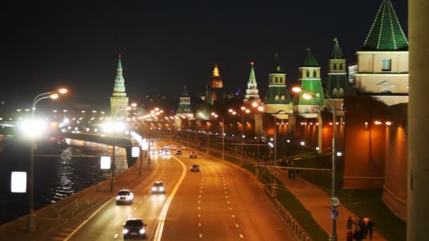 Carros vão na estrada ao longo do rio e torres do Kremlin em Moscou — Vídeo de Stock