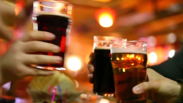 Quattro mani battono bicchieri calice con birra — Video Stock