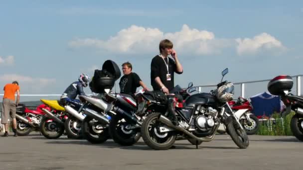 MOSCOW, RUSSIA - JUNE 22: Preparation of motorcycles for competitions. The Championship of Russia is an annual motor sports event of international reputation and took place on June 22, 2008 — Stock Video