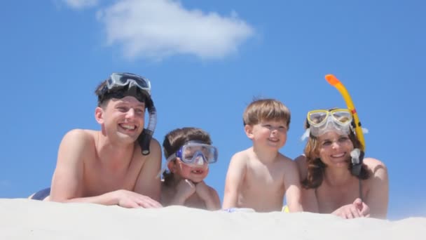 Family of swimmers lies on sand — Stock Video