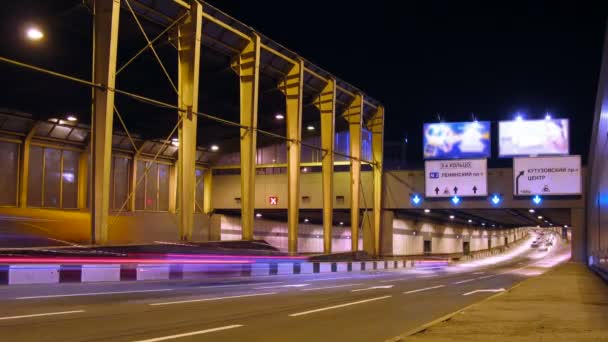 De stoom van auto's rijdt naar de tunnel. nacht. time-lapse — Stockvideo
