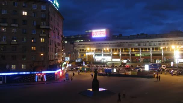 Byggande av station och nattliv runt. Tidsfrist — Stockvideo