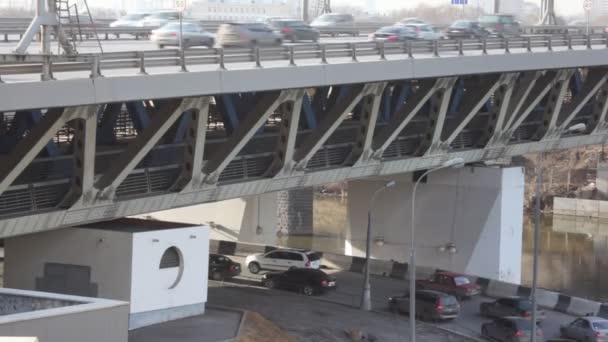 Mover los coches en el puente y debajo de él — Vídeo de stock