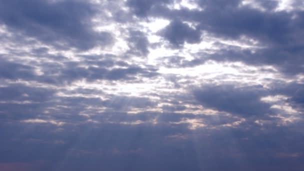 Time lapse clip avec des rayons de soleil à travers les nuages — Video