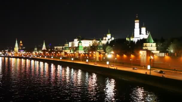 Río, coches en carretera, murallas y torres del Kremlin en la ciudad de Moscú — Vídeo de stock