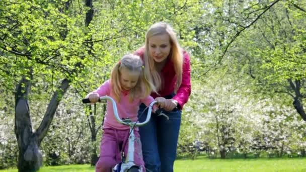 Ma enseña a la chica a rodar en bicicleta — Vídeos de Stock