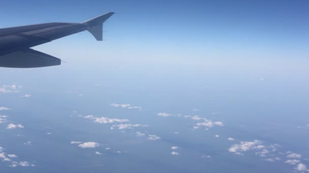 Punta de ala del avión en el cielo — Vídeos de Stock