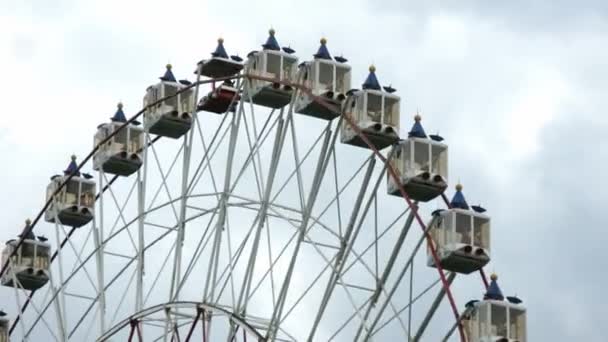 Riesenrad auf Himmelshintergrund — Stockvideo