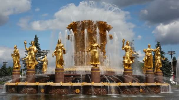 MOSCOU - 7 JUIN : Fontaine "Amitié du" - la plus grande au parc des expositions de toute la Russie 7 juin 2009 à Moscou, Russie. La surface de la surface du miroir d'eau - 4000 m2. m . — Video