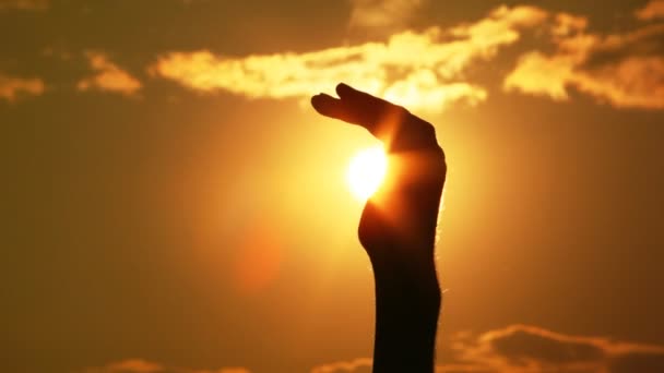 Рука гладит солнце — стоковое видео