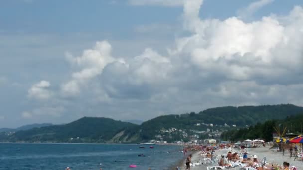 Strand met in zomerdag — Stockvideo