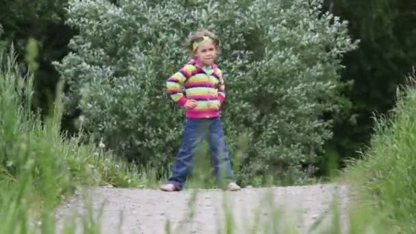 Μικρό κορίτσι κάνει των φυσικών ασκήσεις εκπαίδευσης — Αρχείο Βίντεο