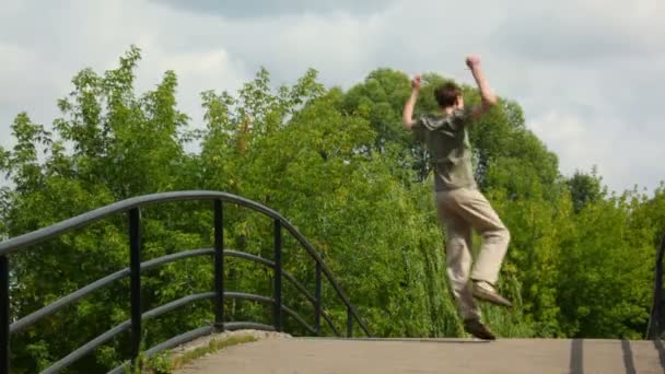 Gelukkig jonge mannen springen — Stockvideo