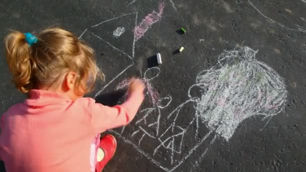 Little girl chalking on asphalt — Stock Video