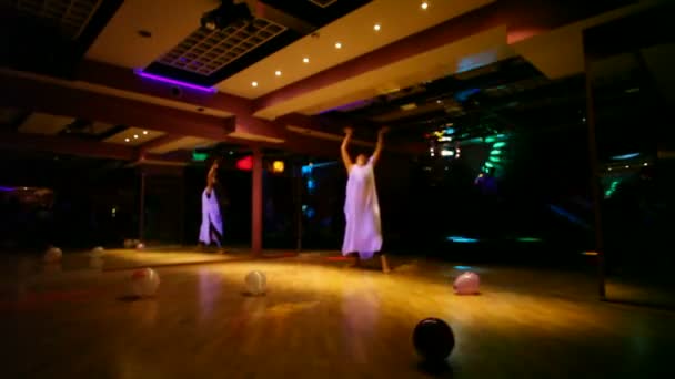 两个女孩在俱乐部中跳舞 — 图库视频影像