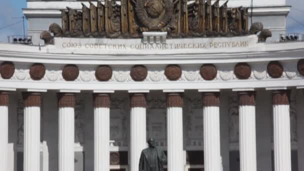 Moskou - 7 juni: all-Rusland tentoonstelling centrum hal met een standbeeld van lenin op de bodem en de ster op bovenkant 7 juni 2009 in Moskou, Rusland. het beurscentrum is officieel geopend in 1939. de totale oppervlakte is 237, — Stockvideo