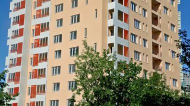 Yeni apartman aşağıdan yukarı zemin üzerine mavi gökyüzü ile
