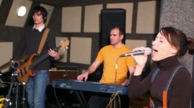 kız mikrofon şarkı Studio, müzisyenler karşı