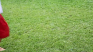 alanın karşısındaki kadın çıplak ayakla çalışan