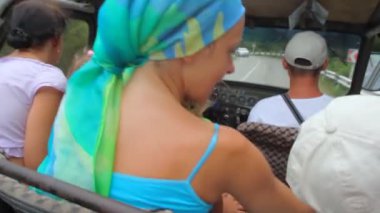 Off-Road araç dağ orman, araba içinde video üzerinden binme