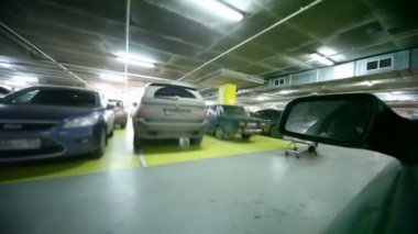 yer altı otoparkında park yerleri, arabayı yan pencere görünümünden