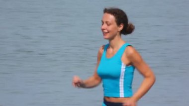 eşofman, çakıl plaj, deniz arka planda çalışan genç kadın