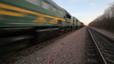 yük treni oluşumu çakıl on rails üzerinde kamera için gidiş