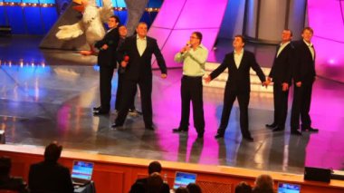 Moskova, 28 Mart: dinleyiciler ve sanatçılar kvn - en popüler Rus tv gösterir üzerinde 28 Mart 2008, Moskova, Rusya bir çekim sırasında. seyirci ve aktörler sahnede numaraları.