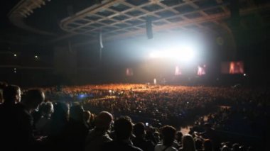 ışığında kiriş konser salonunda oturup şarkıcı bakmak