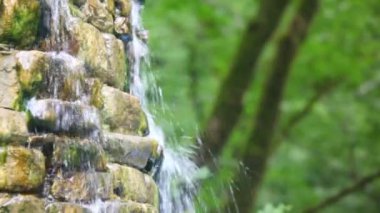 yapay taş şelale fountain Park, aşağıya doğru yakın çekim yatay kaydırma basamaklandırır