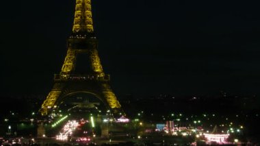 gece şehre tezhipli tur ile görünüm eiffel karanlık gökyüzü üzerinde Merkezi'nden.