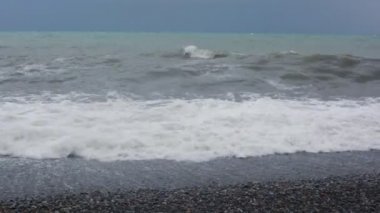 büyük deniz pebble beach, donuk hava fırtına dalgalarda sörf