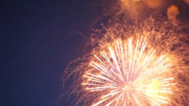 Gece gökyüzünde çeşitli renklerde renkli havai fişekler