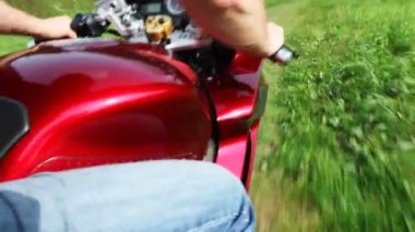 Motosiklet park yolu üzerinde hareket. Rider geri çekim