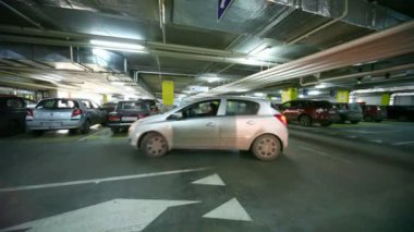 arabalar geçerken yeraltı otoparkı açmak