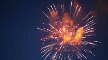 birçok çeşitli renklerde yanıp söner akşam gökyüzünde havai fişek