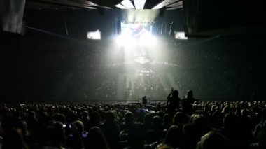 sahnede konser salonu panorama ışık demeti