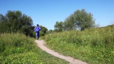 adam sırayla mavi spor takımları Park Lane'de ileri ve geri çalışır