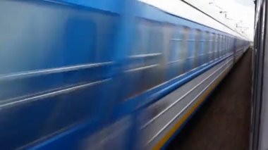 Trenin ters yönden gelen tren geçmiş üzerinden görüntülemek