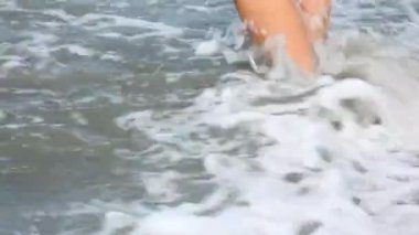 kadın ayakları pedikür kayalık plajı ile deniz ile sörf