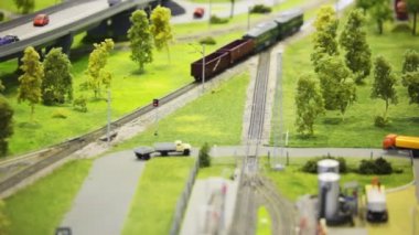 Tren demiryolu modern toy City yollar ve ağaçların arasında yük arabaları iter.