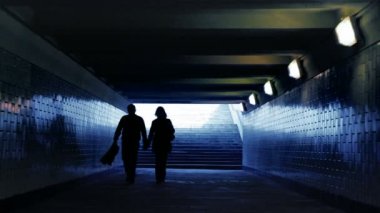 kamera, birleştirilen eller için yeraltı geçidi yürüyen kadın adamla