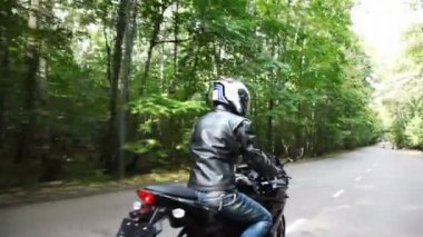Motosiklet park yol asfalt üzerinde hareket eder. hareketli kamera