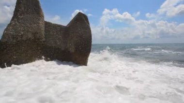 Deniz dalgaları kayalara çarpıyor.