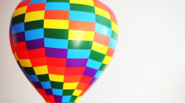 Beyaz arka plan üzerinde renkli oyuncak hava topu döner